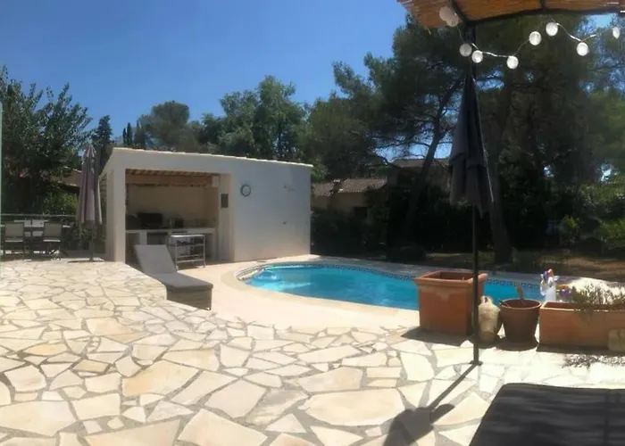 Villa Familiale Dans Un Quartier Residentiel