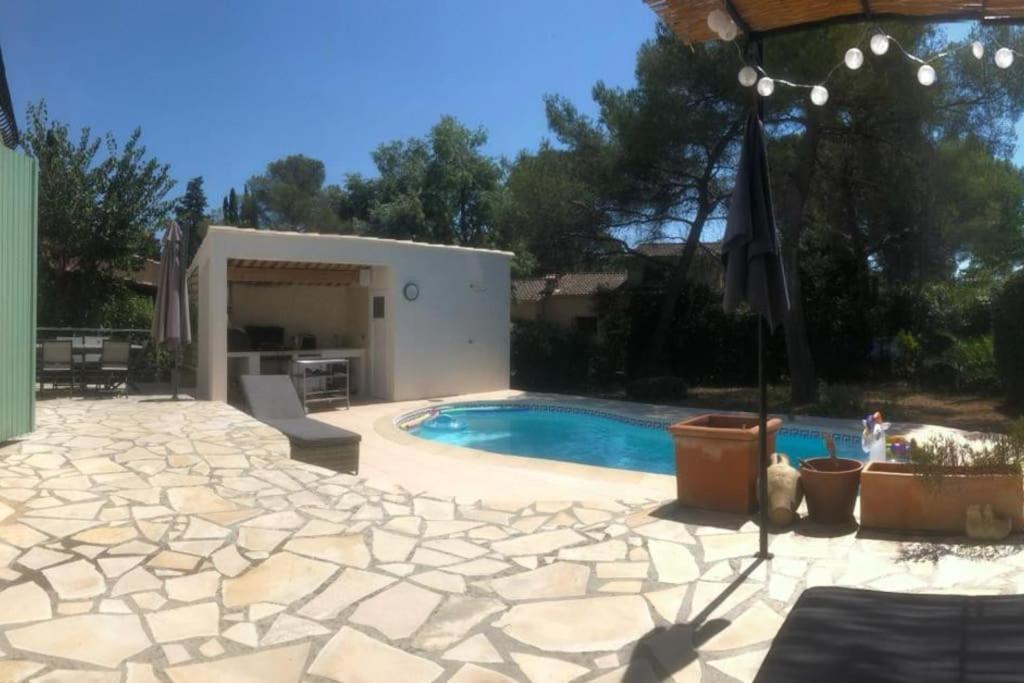 Villa Familiale Dans Un Quartier Residentiel *