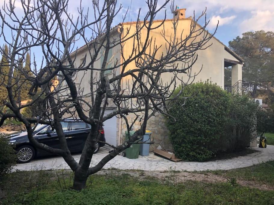 Familiale Dans Un Quartier Residentiel *