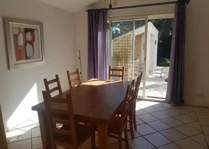 Villa Familiale Dans Un Quartier Residentiel